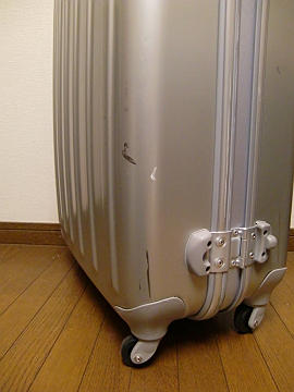 suitcasedamage02.jpg